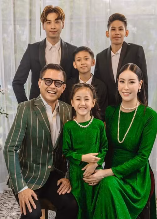 Sinh nhật ông xã đại gia, Hà Kiều Anh đăng tải hình ảnh cả gia đình kèm lời chúc mừng nửa kia đón tuổi mới vui vẻ.