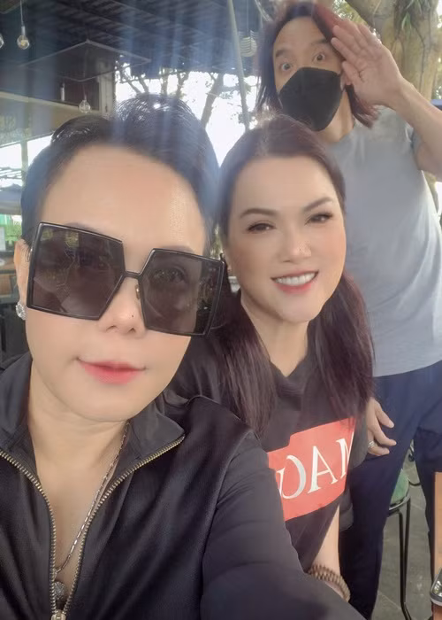 Vợ chồng Việt Hương bên nhau khi đi chơi cùng ca sĩ Phương Loan.