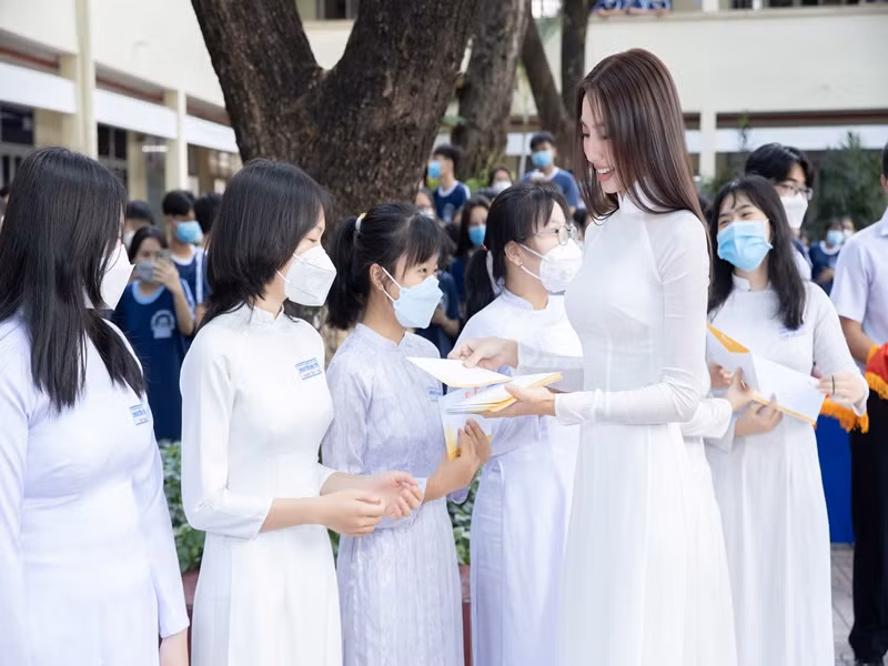 Các em học sinh hiếu học nhận học bổng từ Thùy Tiên.
