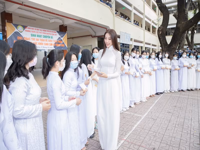 Nàng hoa hậu còn được nhận xét học rất giỏi môn Tiếng Anh.