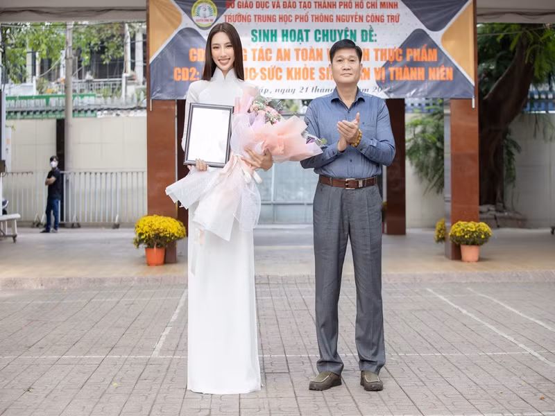 Thùy Tiên tận tay trao phần thưởng trao 30 suất học bổng, mỗi suất trị giá 1 triệu đồng tới các em học sinh hiếu học. Với những đóng góp dành cho trường, cô được nhận thư và hoa cảm ơn từ Hiệu trưởng - thầy Phan Hồ Hải.
