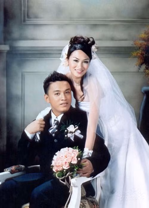 Trước ca sĩ Hòa Minzy, không ít sao Việt cũng chia tay nửa kia khi yêu xa. Lam Trường là một trong số đó. Năm 2004, Lam Trường làm đám cưới với Ý An. Sau khi kết hôn, Ý An ở lại Mỹ làm việc và chăm sóc con trai còn Lam Trường về nước phát triển sự nghiệp ca hát. Ảnh: Vietnamnet