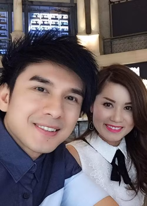 Đan Trường và doanh nhân Thủy Tiên kết hôn năm 2013. Từ khi kết hôn, Đan Trường đi về giữa Việt Nam và Mỹ để chăm sóc vợ con, đi hát. Ảnh: FBNV