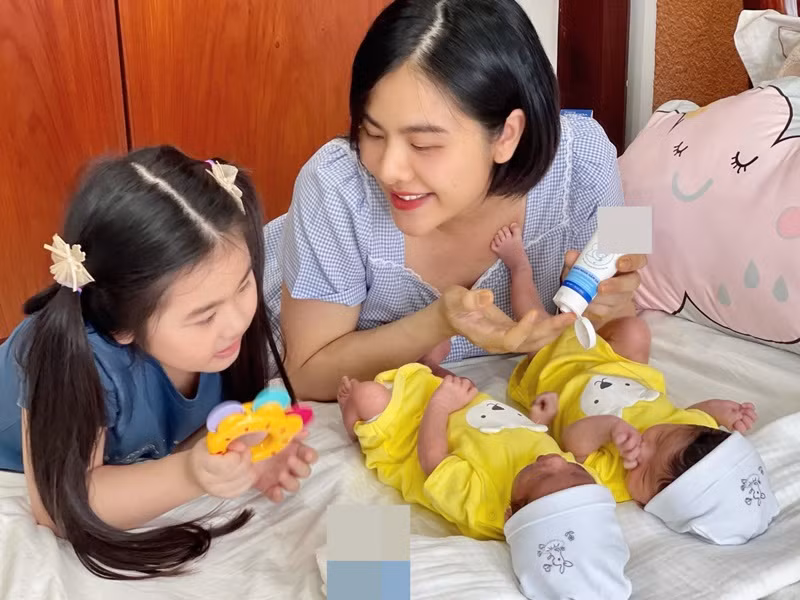 Ngày 1/11/2021, Vân Trang sinh đôi. Cặp song sinh của nữ diễn viên có tên thân mật là Quinisha và Quianna, chào đời vào 9h48 và 9h49, cùng nặng 2,8kg.