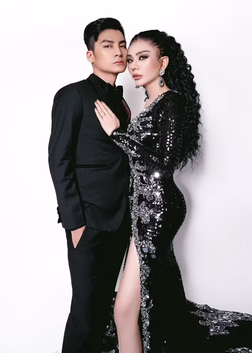 “Tôi cảm thấy sốc, khó tin khi phát hiện cô ấy tâm sự với một người bạn là đang rất khổ tâm, khó xử khi phải chọn giữa tôi và Song Duy. Cô ấy nói với tôi là tình nghĩa còn Song Duy là người hiện tại cô ấy yêu. Thế nhưng khi tôi hỏi, vợ cũ vẫn chối, nói họ chỉ là chị em… Theo tìm hiểu của tôi, họ đã quen nhau gần cả năm”, chồng cũ của Lâm Khánh Chi chia sẻ.
