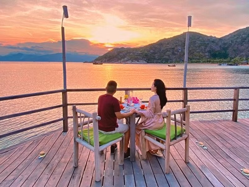 Cặp đôi nắm tay tình tứ cùng ngắm thiên nhiên. Ảnh: FBNV