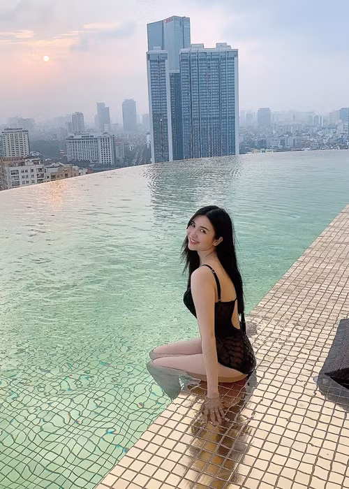 Ngoài đời, nữ diễn viên phim "Bão ngầm" theo đuổi phong cách gợi cảm.