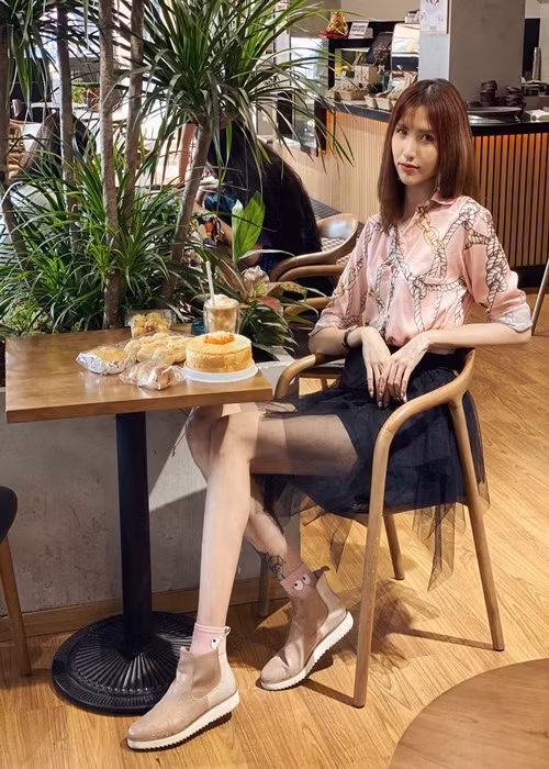 “Tôi thấy ngại cho họ khi đi cạnh bên tôi nên tôi xác định là sẽ không quen ai cả”, cô nói. Ảnh: FBNV