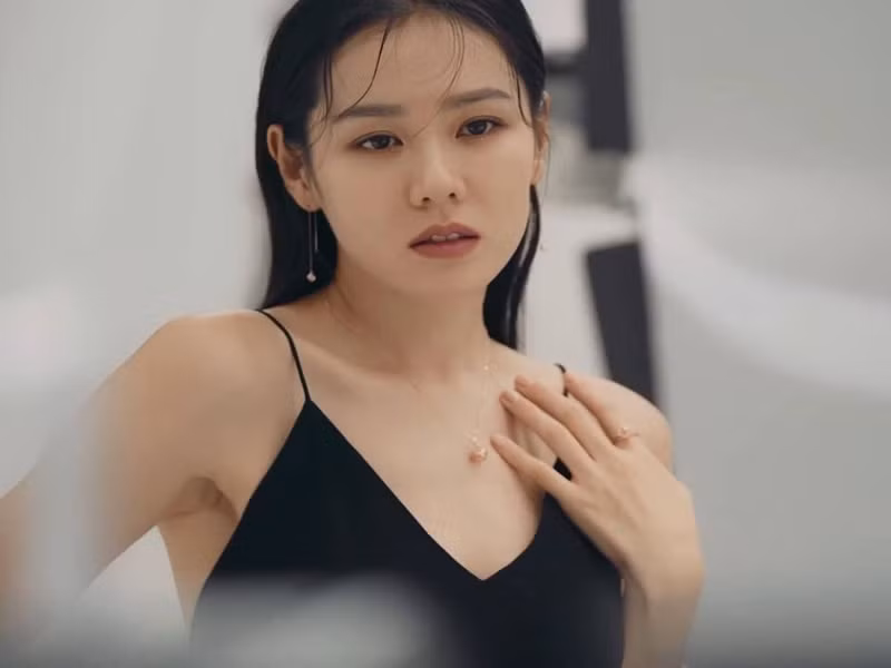 Son Ye Jin không chỉ xinh đẹp mà còn giàu có. Theo Hankook Ilbo đưa tin vào tháng 12/2021, cô là một trong những diễn viên nữ có thu nhập đóng phim cao nhất. Hankook Ilbo cho hay, Son Ye Jin được trả hơn 100 triệu won cho mỗi tập phim. Ảnh: Esquire