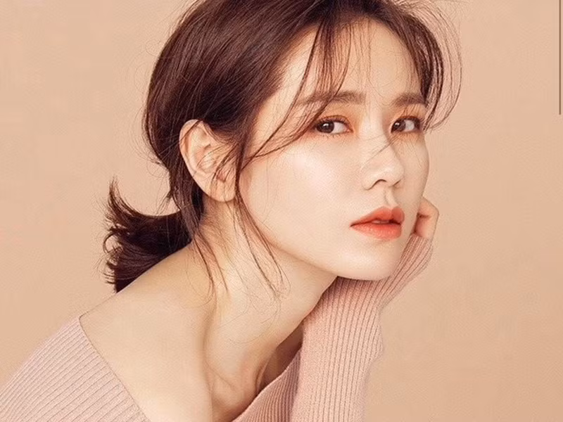 Nữ diễn viên sinh năm 1982 sở hữu vẻ đẹp dịu dàng, man mác buồn. Gương mặt của cô là tổng hòa của vẻ đẹp. Son Ye Jin đẹp từ ánh mắt biết cười, khuôn miệng duyên dáng, sống mũi thanh tú. Ảnh: Zing