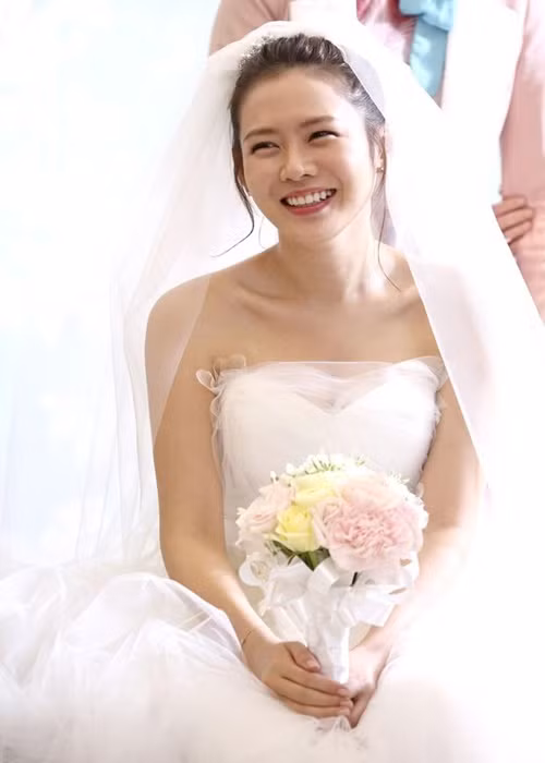 Không ít khán giả tò mò vì sao Son Ye Jin khiến Hyun Bin si mê, quyết lấy làm vợ. Ảnh: Tổ quốc