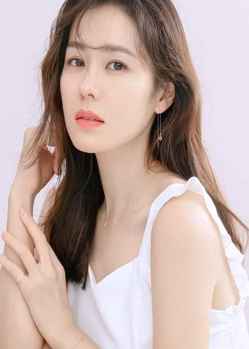 Nhan sắc của Son Ye Jin cũng khiến Hyun Bin si mê. Ảnh: Zing