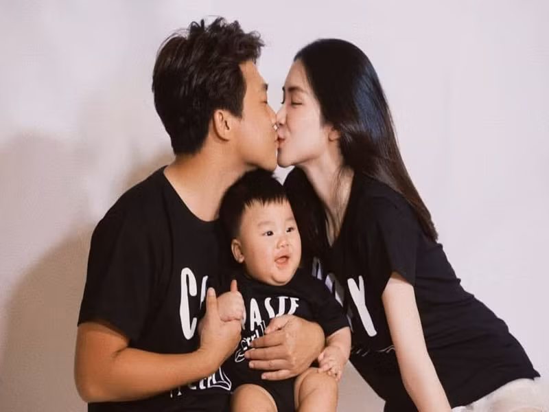 Hòa Minzy cũng thường xuyên được Minh Hải tặng quà hàng hiệu.