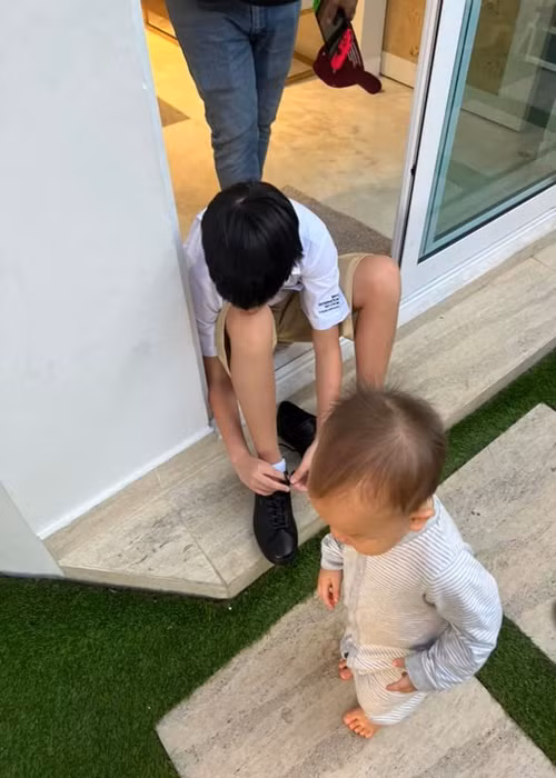 Hà Hồ chia sẻ: "Về Thảo Điền cũng bởi vì anh 2 không phải đi học xa, chỉ cần 2 phút là tới trường thay vì 1 tiếng như trước. Mà về ở mòn mỏi thì mãi đến hôm nay mới lần đầu tiên trải nghiệm đủng đỉnh dậy, đủng đỉnh đi học. Không phải réo gọi vội vàng như trước đây nữa".
