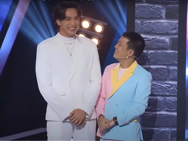 Trường Giang luôn phải ngước lên để trò chuyện cùng Thuận Nguyễn vì sự chênh lệch chiều cao. Ảnh: Yan