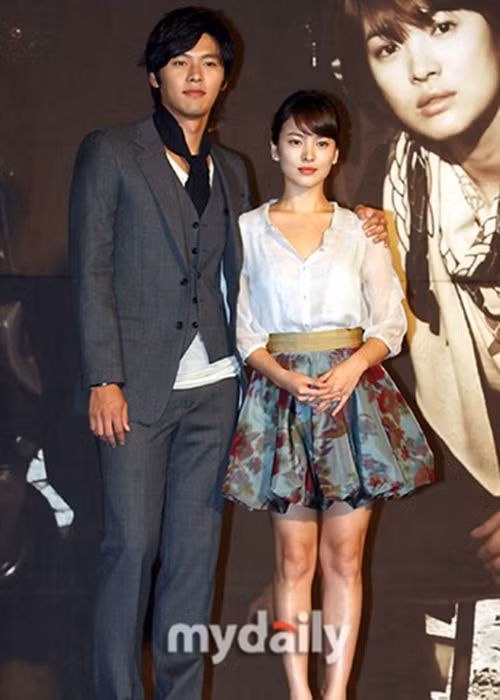 Tuy nhiên mối tình trong mơ giữa Hyun Bin và Song Hye Kyo nhanh chóng kết thúc, chỉ đúng một ngày trước khi Hyun Bin lên đường nhập ngũ vào tháng 3/2011. Ảnh: Mydaily