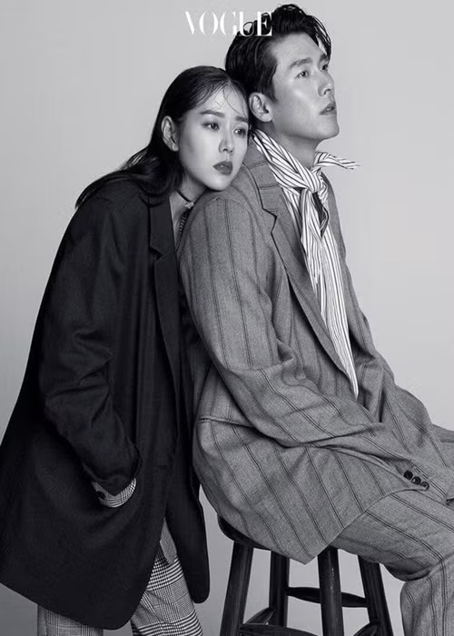 Son Ye Jin tựa đầu vào vai Hyun Bin khi chụp ảnh tạp chí. Ảnh: Vogue