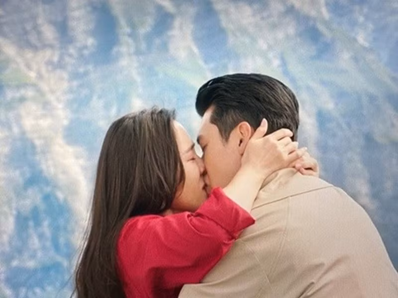 Nhiều khán cho rằng có lẽ Son Ye Jin và Hyun Bin đã không phải diễn gì trong phân cảnh tình tứ bởi thực tế cả hai đã phải lòng nhau trên phim trường. Ảnh: Lao động