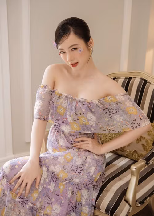 Nữ diễn viên hiện tại theo đuổi phong cách gợi cảm vừa đủ.