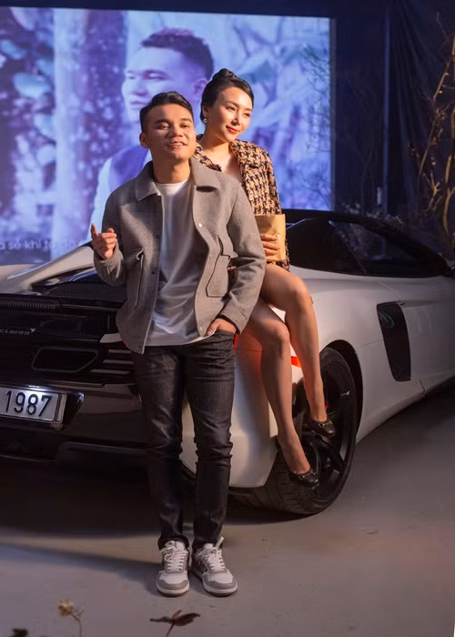  Khắc Việt vừa giới thiệu MV “Chạy về nơi phía anh”. Đóng cặp với anh trong sản phẩm âm nhạc mới là DJ Thảo Bebe.