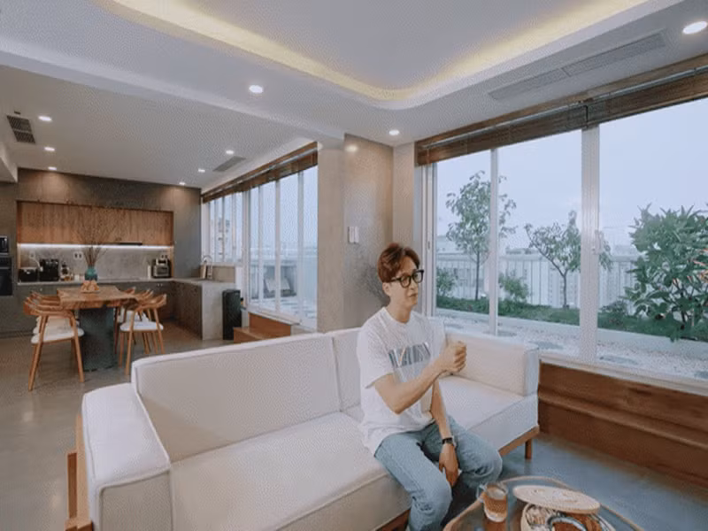 "Chàng khờ" Ngô Kiến Huy giỏi kiếm tiền cỡ nào... tậu nhà 22 tỷ đồng? Mới đây, trên kênh Youtube cá nhân, ca sĩ Ngô Kiến Huy đăng tải một clip quay lại cảnh anh giới thiệu căn hộ mới tậu ngay sát Tết Nguyên đán. Ảnh chụp màn hình