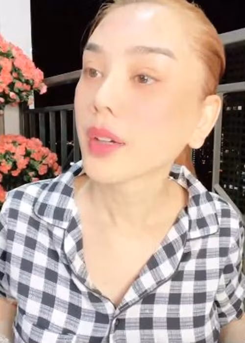 Lâm Khánh Chi vẫn livestream như thường lệ. Dường như, nữ ca sĩ không quan tâm đến chia sẻ của chồng cũ. Ảnh: FBNV