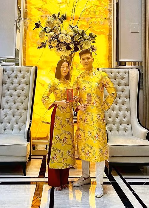 Lệ Quyên và tình trẻ đón năm mới tại biệt thự của nữ ca sĩ. Ảnh: Instagram Lệ Quyên