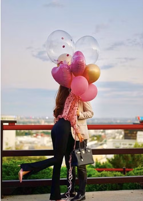 Năm 2019, Phạm Hương lần đầu đăng ảnh bên chồng sắp cưới. Cả hai ôm nhau tình tứ trong khung cảnh lãng mạn với chùm bóng bay.