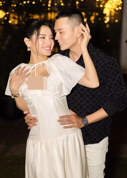 Lý Bình còn bức xúc viết: "Cho vừa lòng mấy chị cứ hoạnh họe cưới hồi nào mà vợ với chồng. Dạ nhà nước cho phép tụi xem kêu đó. Được chưa ạ".