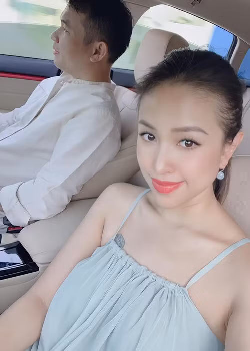 Vân Hugo và chồng sắp cưới từng dự định tổ chức hôn lễ trong năm 2020 nhưng phải trì hoãn vì tình hình dịch bệnh.