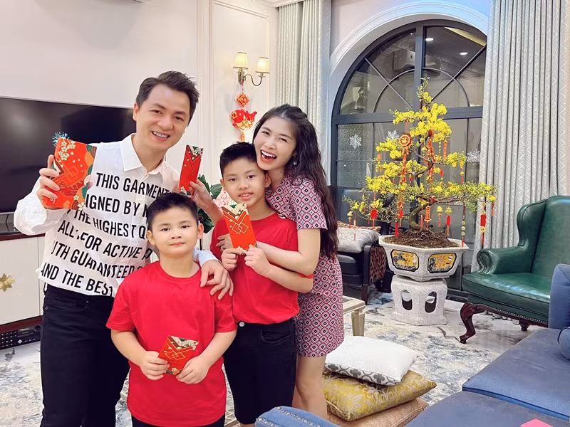 Thủy Anh từng chia sẻ: "Anh Khôi là một người đàn ông của gia đình, thực sự là của gia đình chứ không phải chỉ là cách nói bóng bẩy. Anh quán xuyến việc nhà và chăm Ken, Đăng Anh rất tốt”. Ảnh: FBNV