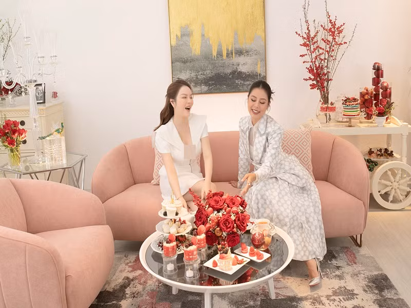 Nam Thư vừa tham gia một chương trình của Lý Nhã Kỳ. Trong chương trình, Lý Nhã Kỳ (trái) bị Nam Thư chê “quê mùa” trong chuyện tình cảm.
