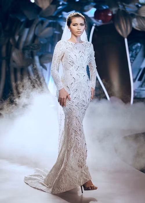Nữ người mẫu tự tin sải bước trên sàn catwalk. Ảnh: FBNV
