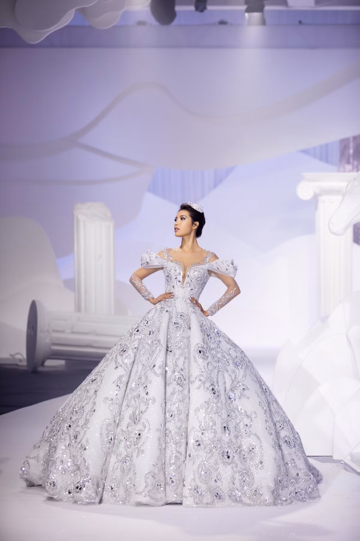 Trong một show thời trang tháng 10/2020, Minh Tú mặc váy cưới lộng lẫy. Thiết kế đính 50.000 viên pha lê, nặng 25kg. Ảnh: VOV