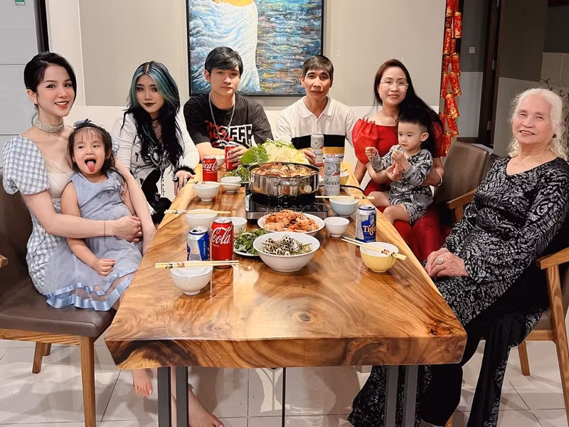 Bà mẹ hai con trổ tài nấu nướng cho người thân vào dịp Tết.