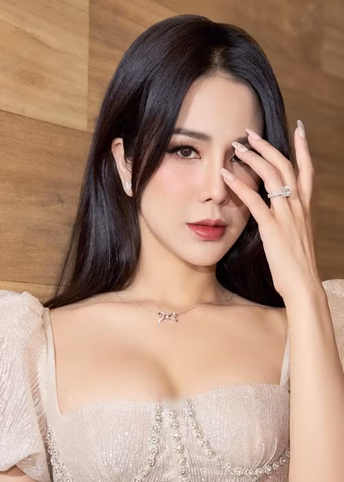 Tháng 1/2022, Diệp Lâm Anh thừa nhận đã ly thân thiếu gia Đức Phạm. Trong 2 năm qua, vợ chồng nữ người mẫu chiến tranh lạnh. Theo Diệp Lâm Anh, Đức Phạm lạnh nhạt trong khi cô cố gắng cứu vãn hôn nhân. Diệp Lâm Anh còn tố chồng có người khác.