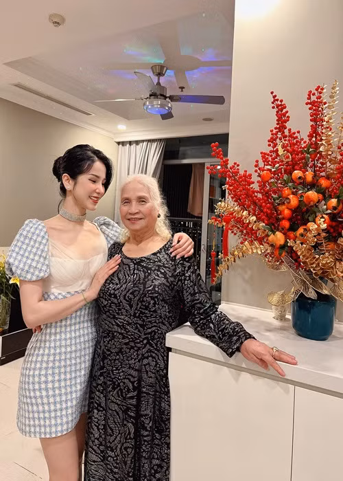 Nữ người mẫu khoe ảnh đón năm mới bên gia đình.