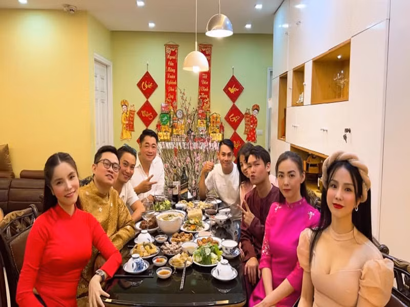 Thời gian qua, Diệp Lâm Anh thường xuyên gặp gỡ bạn bè.