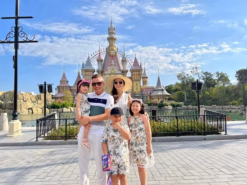 Jennifer Pham cung chong doanh nhan va cac con di du lich tranh ret