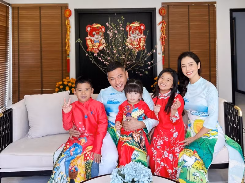 Jennifer Phạm cùng chồng con mặc áo dài đón Tết Nguyên Đán 2022 ở Phú Quốc.