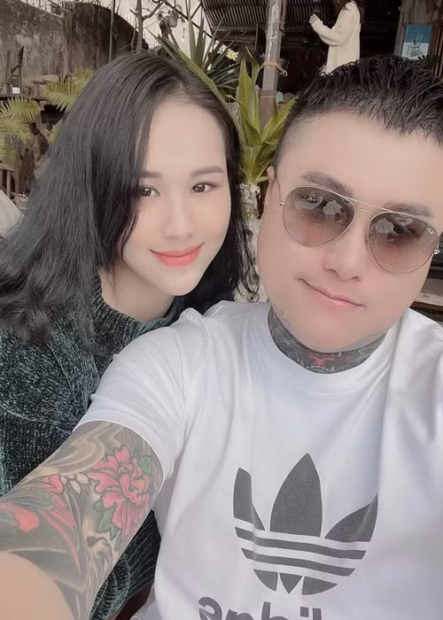 Vũ Duy Khánh từng cho biết Phương Anh phải đối mặt với nhiều áp lực khi ở bên một người từng ly hôn và có quá khứ ồn ào như anh.