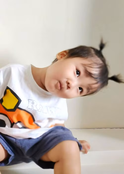 Hòa Minzy cột tóc “chỏm dừa” đáng yêu cho bé Bo.