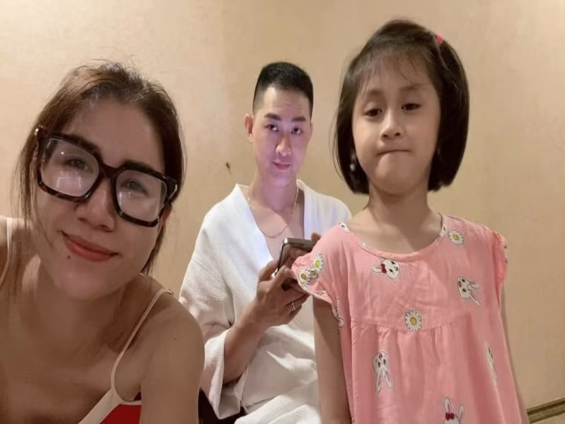 Lần này, ông xã của Trang Trần ở Việt Nam hơn 1 tháng trước khi trở lại Mỹ sinh sống. Ngoài hâm nóng tình cảm vợ chồng, Louis còn dành nhiều thời gian cho con gái để bù đắp khoảng thời gian xa nhà.