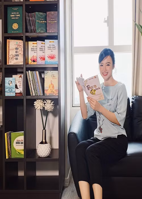 Giống Cao Thái Sơn, Angela Phương Trinh vui vẻ lộ diện sau ồn ào ngừng tìm hiểu.