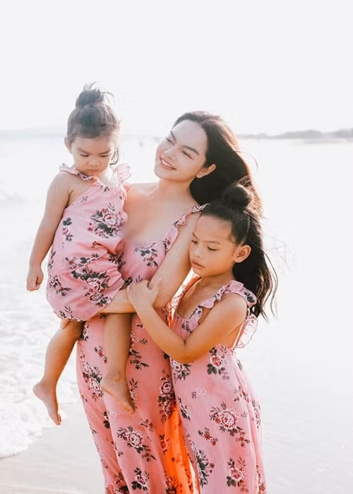 Mới đây, rộ tin đồn Phạm Quỳnh Anh được cầu hôn. Hiện tại, cô chưa lên tiếng về tin đồn này.