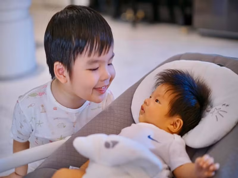 Mới đây, Tuấn Khải chia sẻ hình ảnh hai con trai cưng.