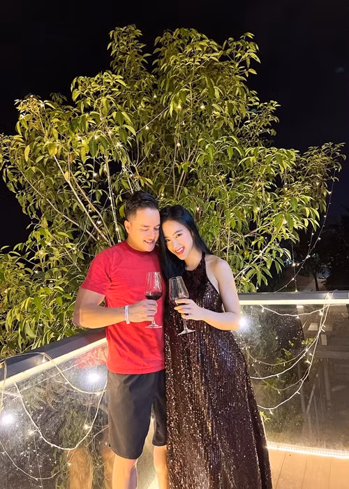 Mới đây, khi Angela Phương Trinh đăng ảnh gợi cảm, Cao Thái Sơn khen "bà mẹ nhí" xinh đẹp nhưng mong từ sau cô đăng ảnh kín đáo. Trước lời "nhắc nhở" của Cao Thái Sơn, Angela Phương Trinh lập tức đồng ý.