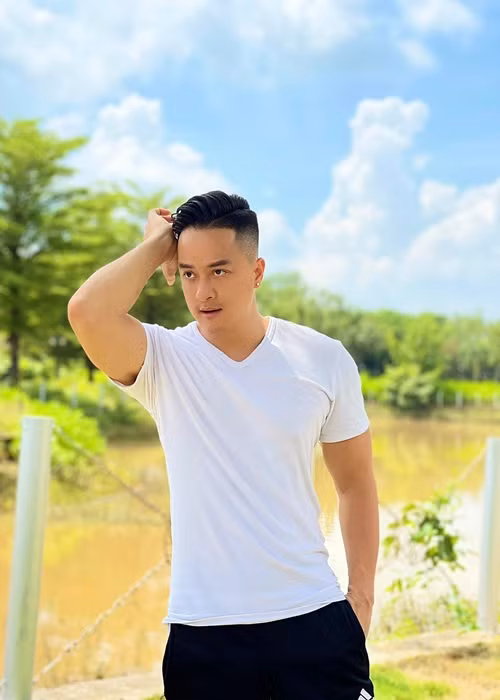 Gu thời trang đời thường của nam ca sĩ được đánh giá trẻ trung, năng động.