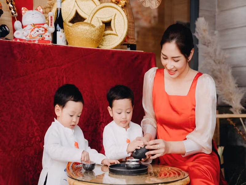 Sau khi ly hôn doanh nhân Phúc Thành, Hoa hậu Đại dương Đặng Thu Thảo nuôi cặp quý tử song sinh. Thời gian đầu, cuộc sống của người đẹp vất vả nhưng sau đó dần ổn định. Từ việc ra đi khi trong túi chỉ có 78 nghìn đồng, Thu Thảo hiện tại sống sung túc.