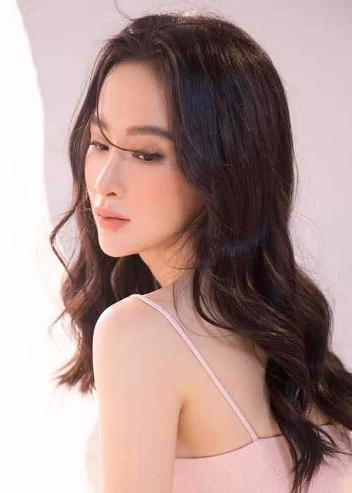 Angela Phương Trinh nói thêm, đến nay, cô vẫn chưa tìm được “nợ tình yêu”. “Hạnh phúc ấy sẽ đến một cách tự nhiên không phải suốt ngày chỉ lo đi tìm mà hãy tự nhiên đến như cách mà Trinh được nhận”, cô nói.